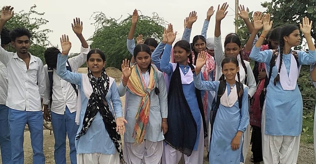 उखड़ी सड़क की मरम्मत न होने से आक्रोशित छात्र-छात्राओं का प्रदर्शन
