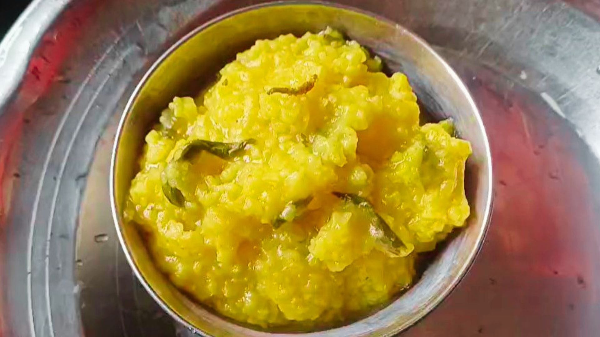 कंपोजिट विद्यालय में परोसी गई तहरी में निकला कीड़ा।