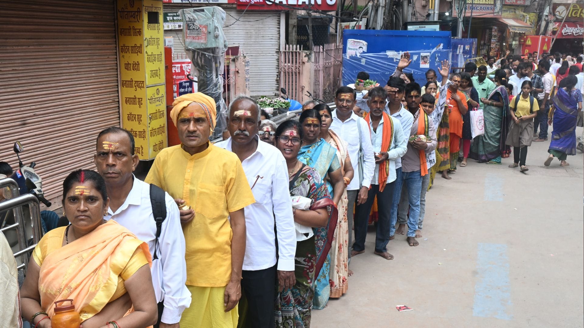 Sawan 2026 first day over 200,000 devotees visited kashi Vishwanath dham shrine within 19 hours in varanasi