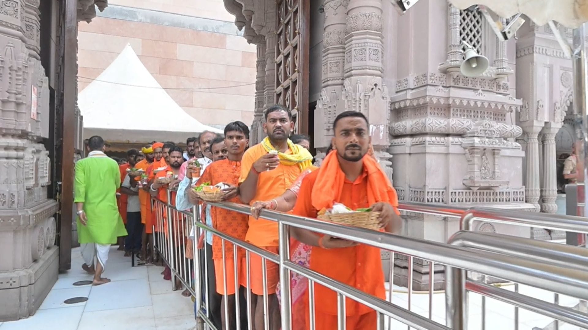 Sawan 2026 first day over 200,000 devotees visited kashi Vishwanath dham shrine within 19 hours in varanasi