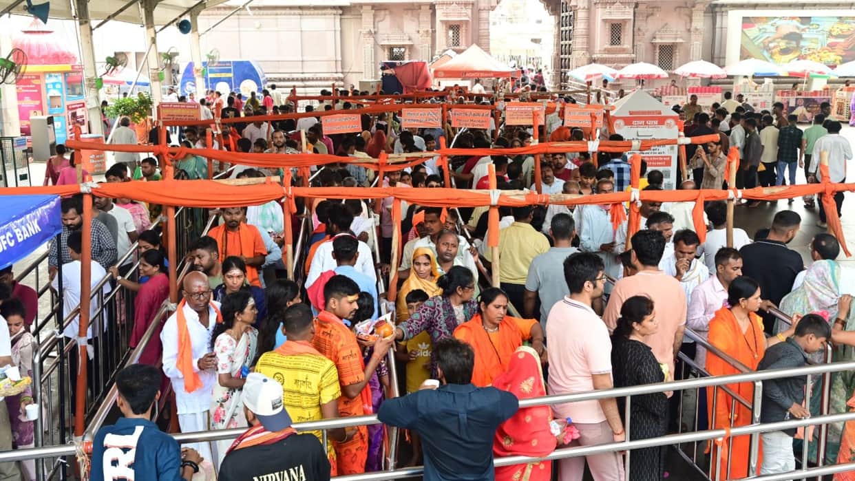Sawan 2026 first day over 200,000 devotees visited kashi Vishwanath dham shrine within 19 hours in varanasi
