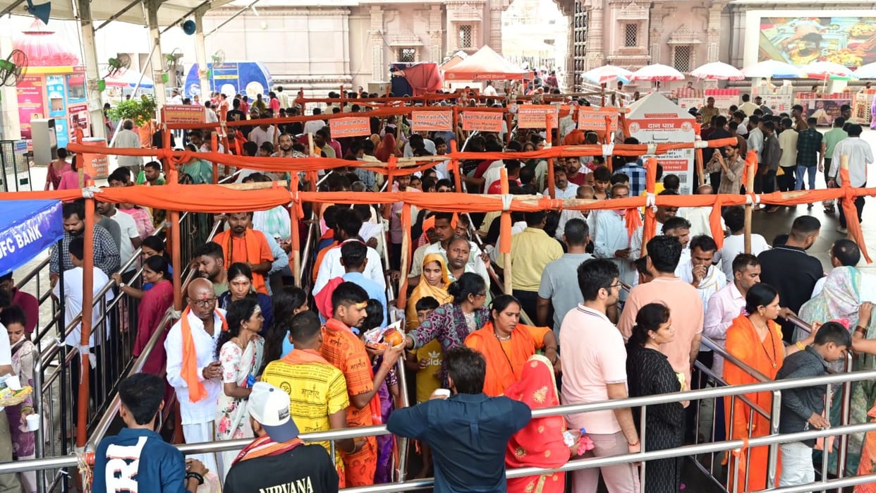 Sawan 2026 first day over 200,000 devotees visited kashi Vishwanath dham shrine within 19 hours in varanasi
