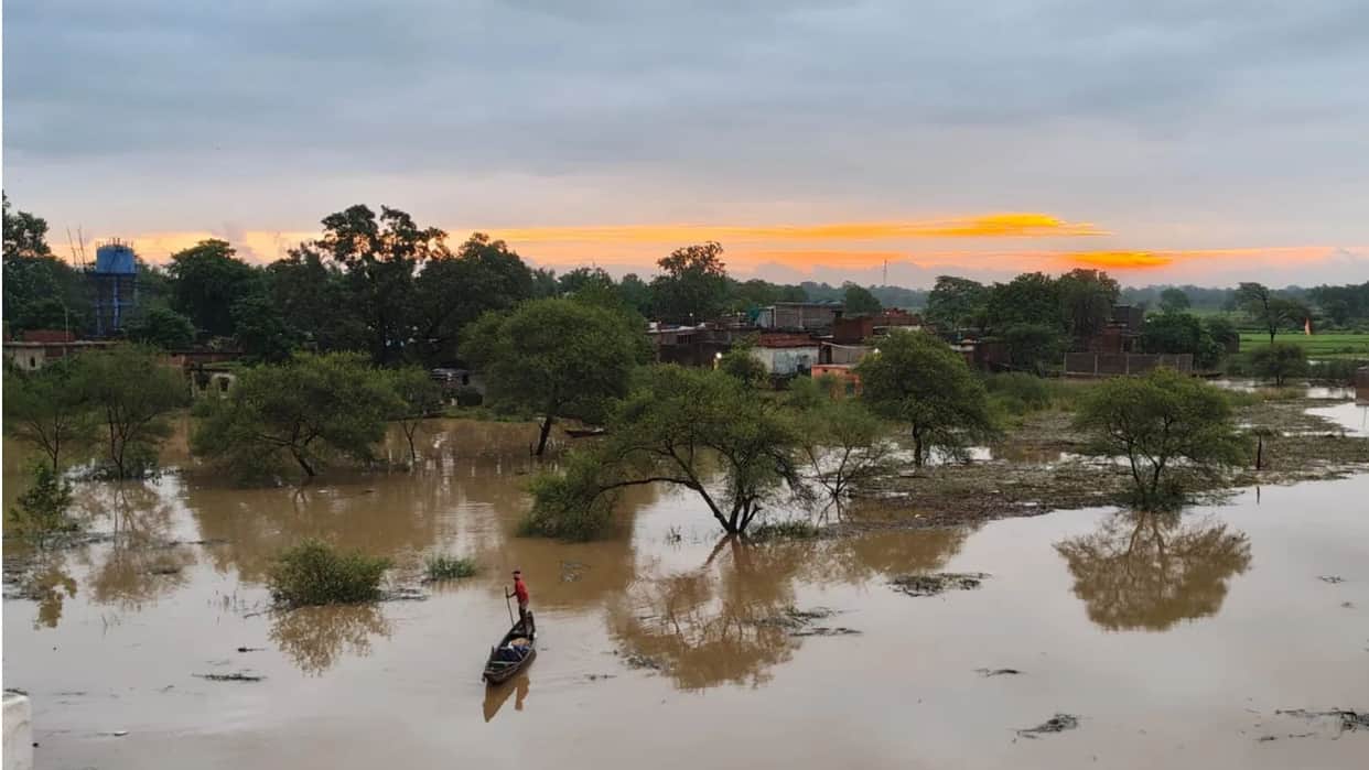 The water level of the Mahanadi River is steadily rising; water has entered several villages