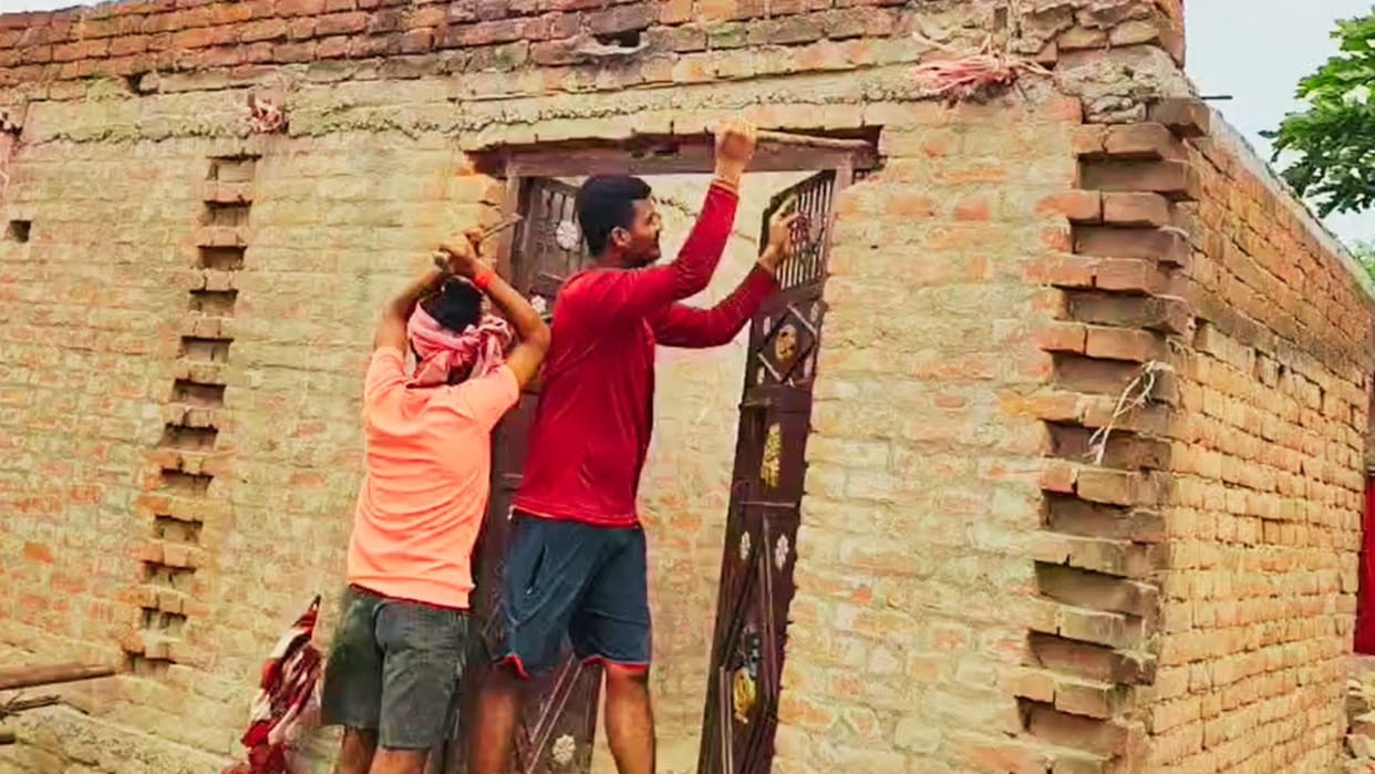 Nine houses swallowed river single night Facing surging Saryu residents dismantling own homes in ballia