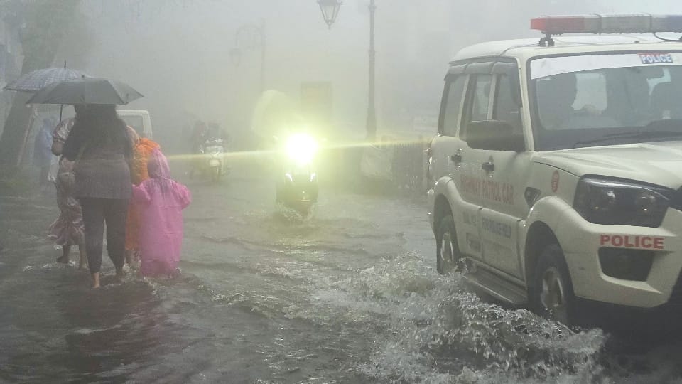 Uttarakhand Weather: पहाड़ से मैदान तक छाए बादल, देहरादून समेत कई जिलों में भारी बारिश का ऑरेंज अलर्ट