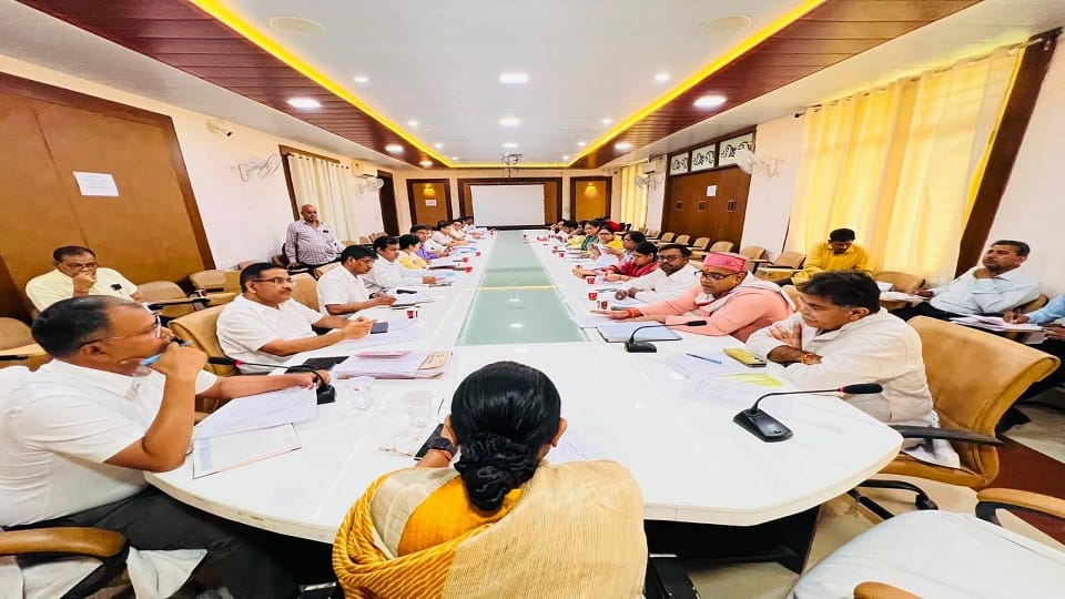 Why Does One Officer Handle 11 Departments? Agra Municipal Corporation Meeting Turns Stormy
