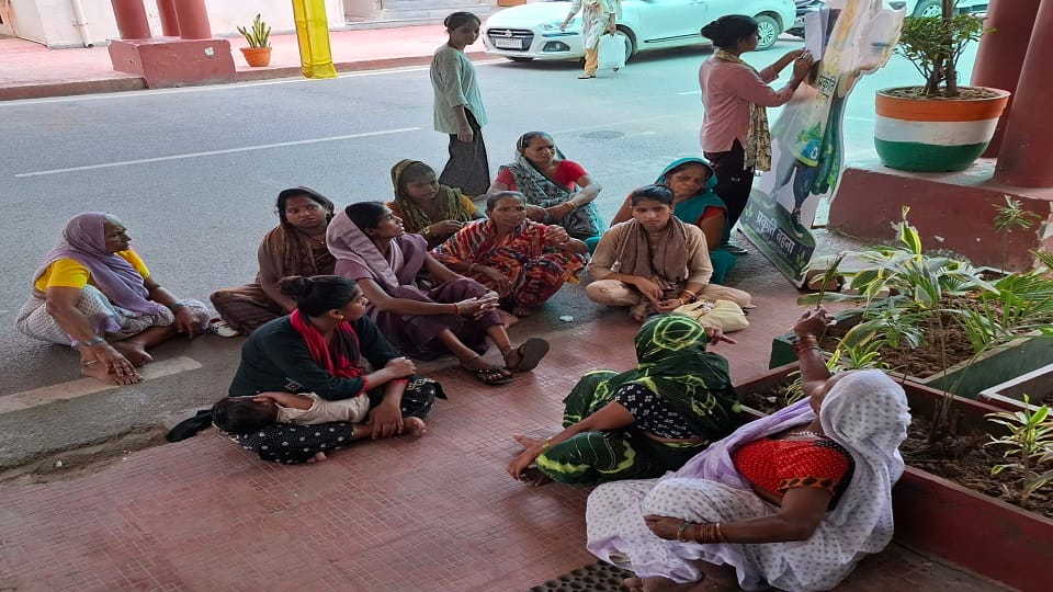 नगर निगम में प्रदर्शन करतीं महिलाएं।