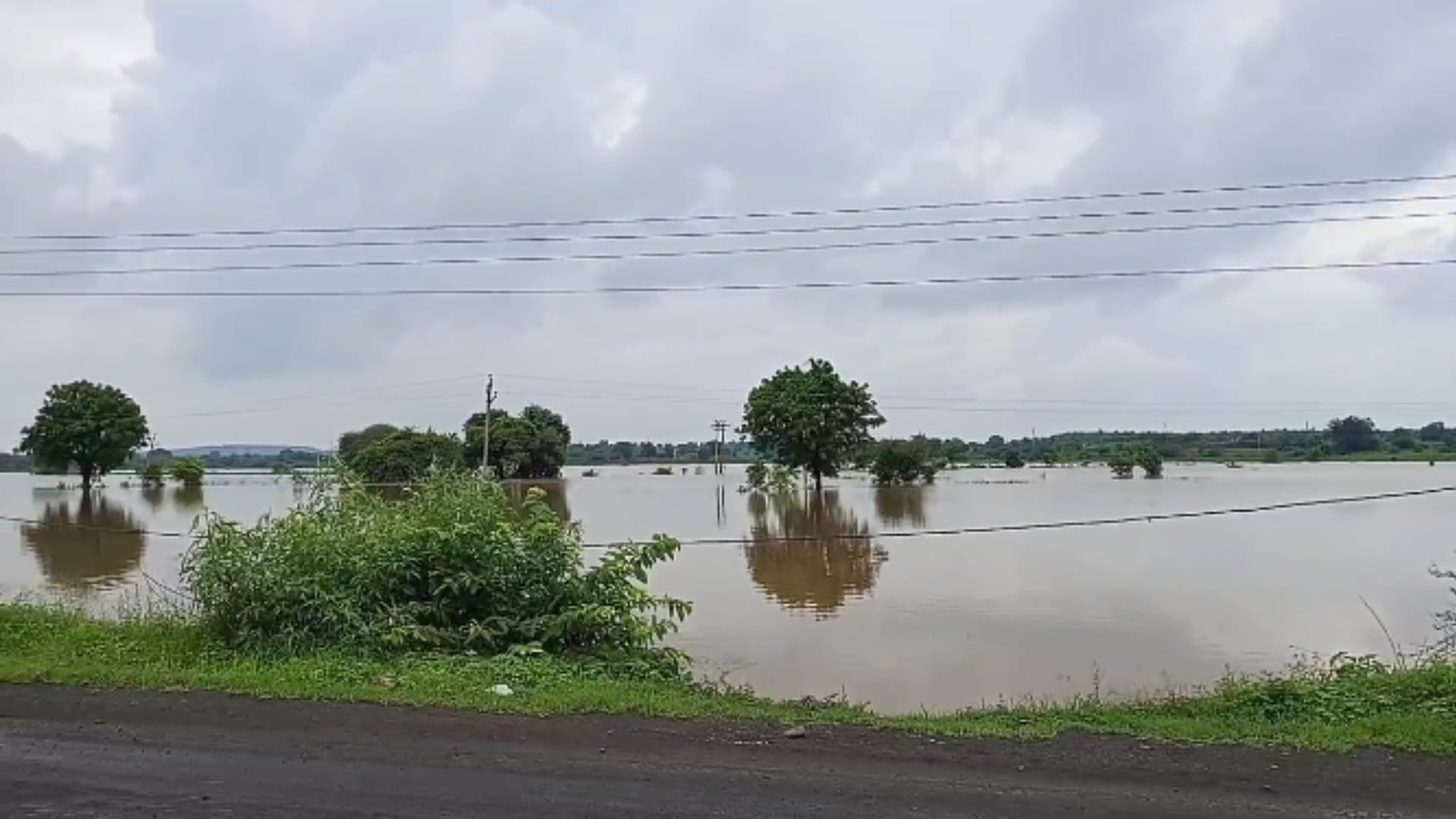 ओंकारेश्वर : खेतों में भरा पानी