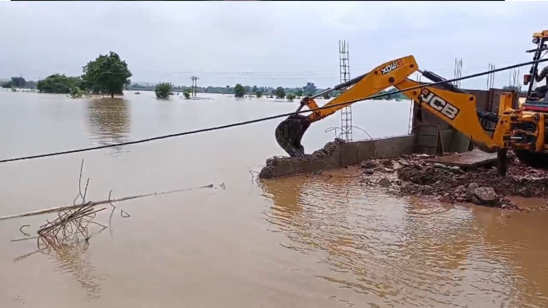 Omkareshwar Hundreds of hectares of crops were submerged due to blocked drainage, forcing a road blockade.