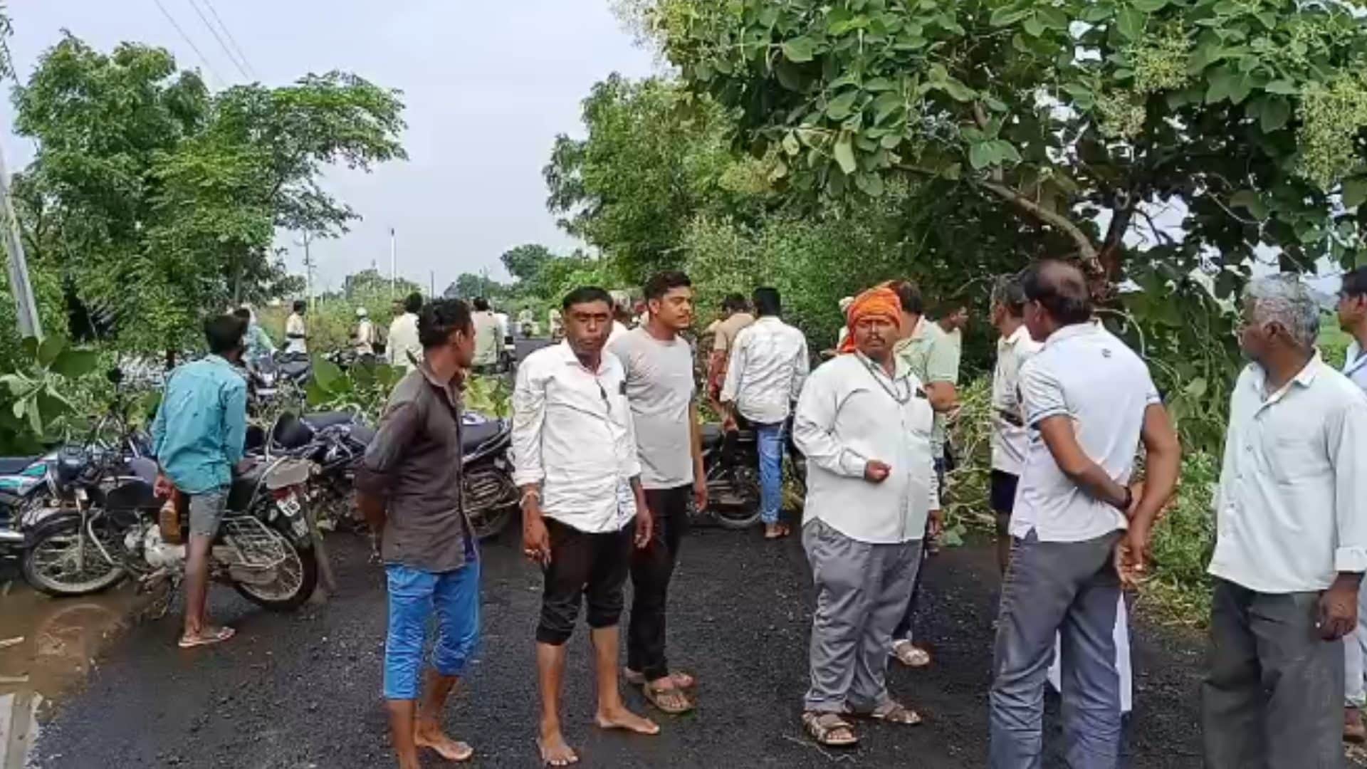 Omkareshwar Hundreds of hectares of crops were submerged due to blocked drainage, forcing a road blockade.