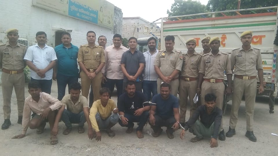 पुलिस गिरफ्त में आरोपी।