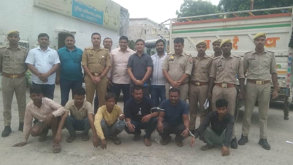 पुलिस गिरफ्त में आरोपी।