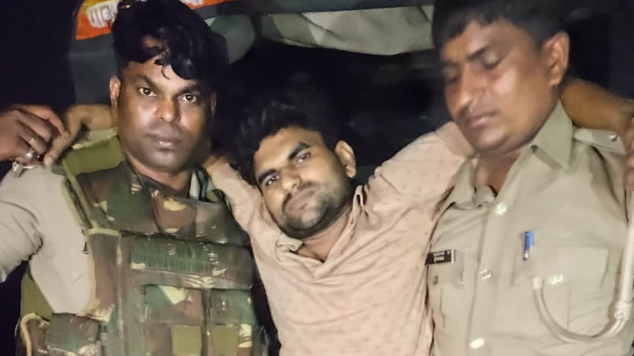 Police encounter in Azamgarh Cattle smugglers opened fire on police one arrested and two ran away