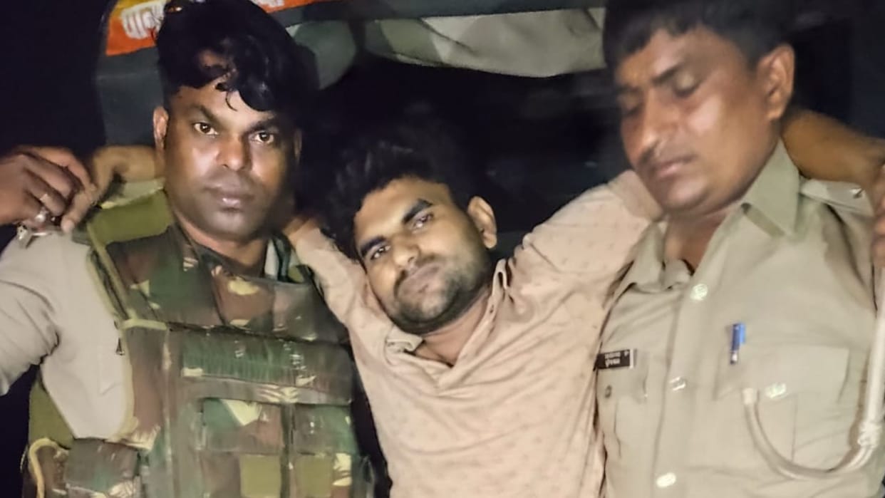Police encounter in Azamgarh Cattle smugglers opened fire on police one arrested and two ran away