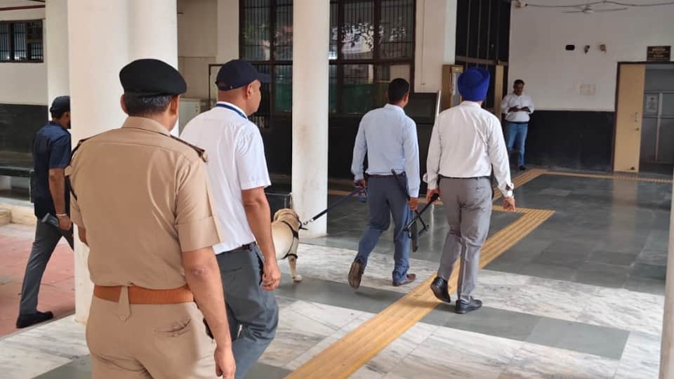 जांच के लिए पहुंचे पुलिसकर्मी