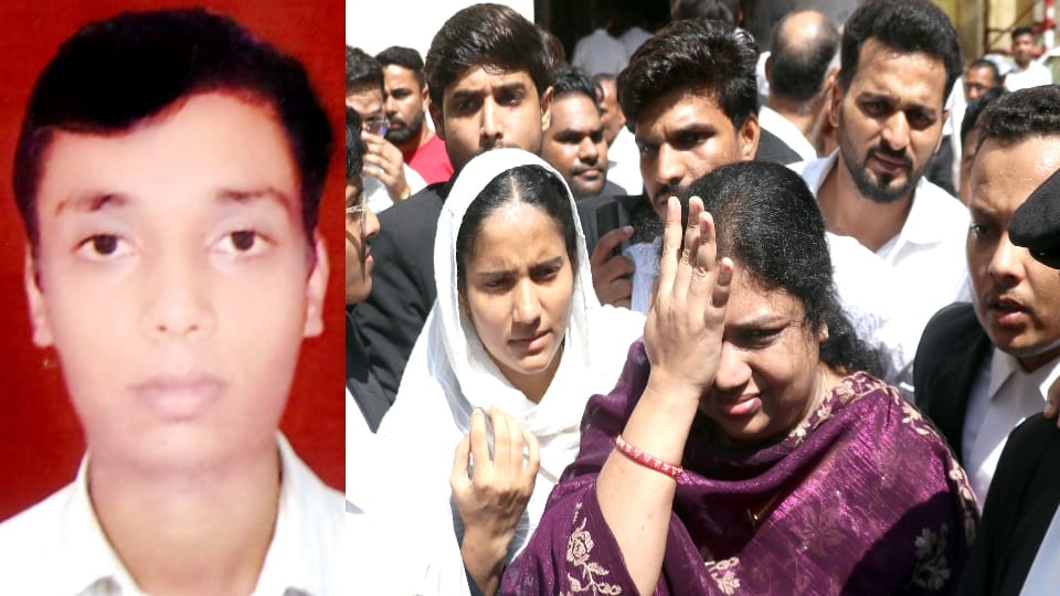 प्रबल की फाइल फोटो और इंसाफ मिलने पर छलके प्राची के आंसू।