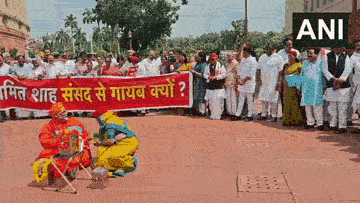 संसद में विपक्ष का अनोखा प्रदर्शन