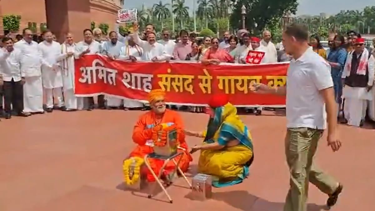 संसद के बाहर विपक्ष का प्रदर्शन: पप्पू यादव ने साधु बनकर बटोरा चंदा, राहुल ने चढ़ावा चढ़ाया; देखिए