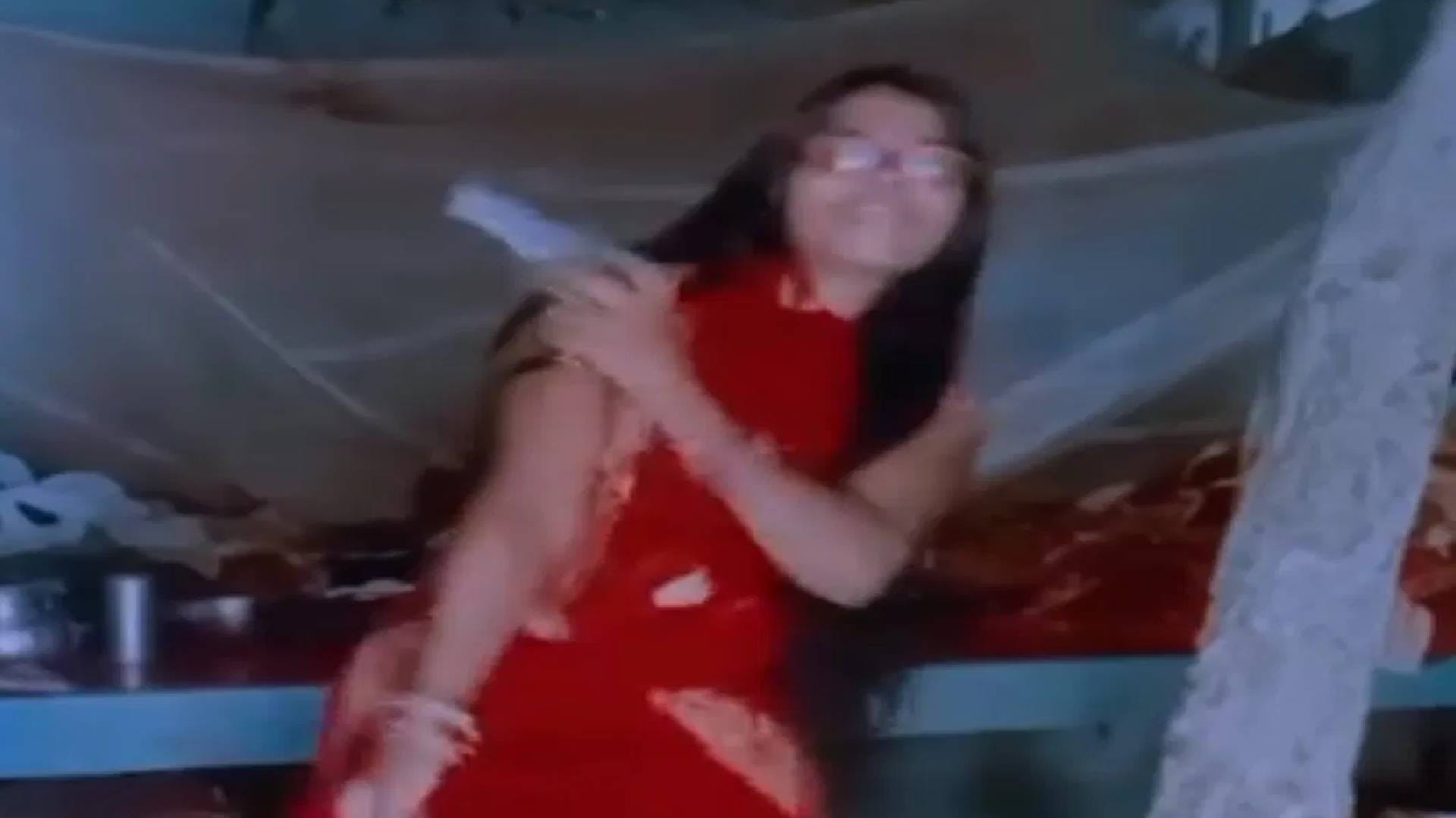 पिस्टल संग डांस करती हुई महिला