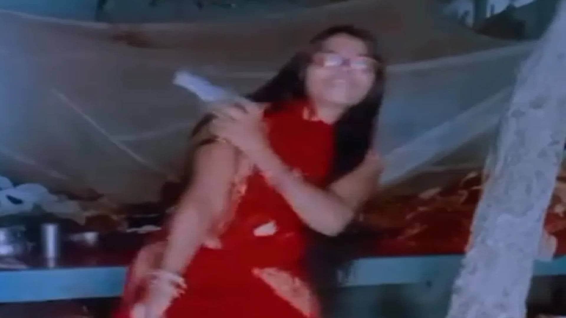 पिस्टल संग डांस करती हुई महिला