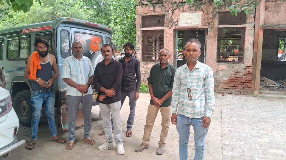 पोस्टमार्टम हाउस पर माैजूद परिजन।