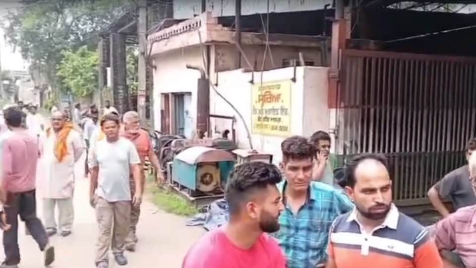 माैके पर जुटी भीड़