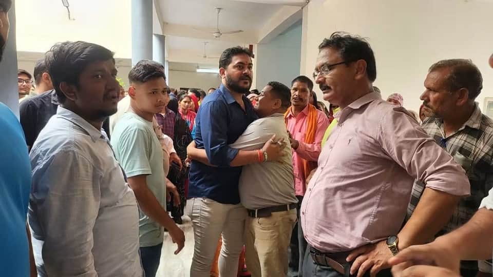 The hostages spent the night in the Sitarganj tehsil with the help of tea and biscuits