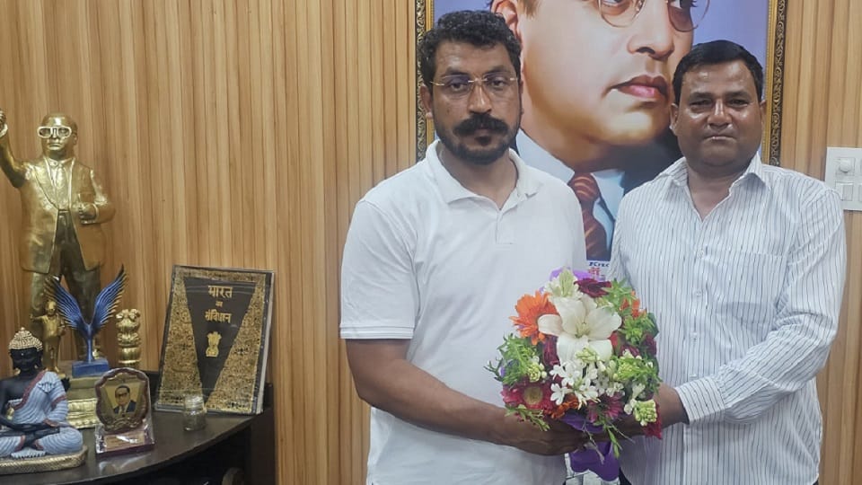 राष्ट्रीय अध्यक्ष चंद्रशेखर आजाद के साथ महेश चौधरी