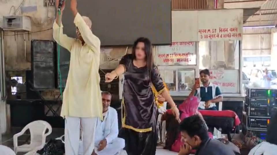 Meerut: Bar Dancers Perform at Sohrab Gate Bus Stand Farewell Event, Video Sparks Debate