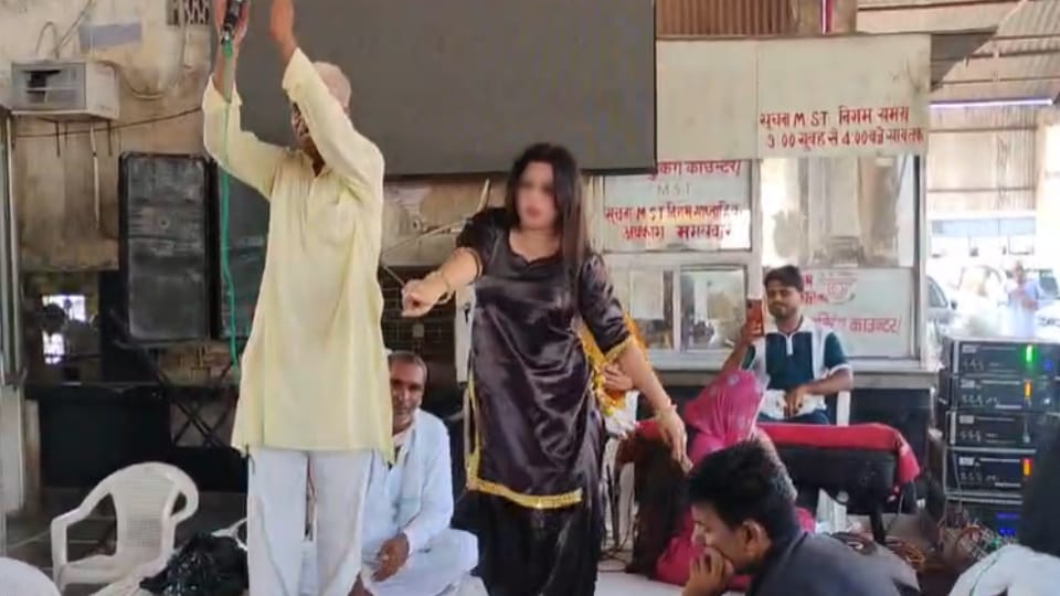 Meerut: Bar Dancers Perform at Sohrab Gate Bus Stand Farewell Event, Video Sparks Debate