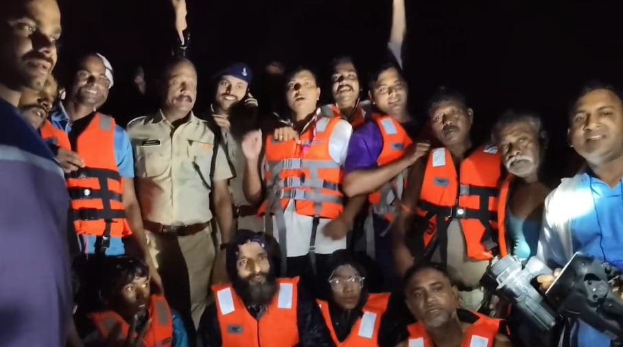 सभी युवकों को सुरक्षित बाहर निकाला गया।