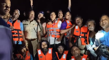 सभी युवकों को सुरक्षित बाहर निकाला गया।