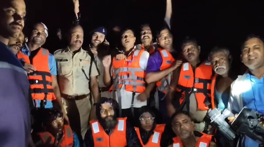 सभी युवकों को सुरक्षित बाहर निकाला गया।