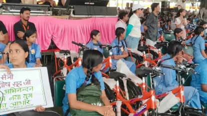 Delhi Vidya Vahini Scheme: CM Rekha Gupta Distributes Free Cycles to 3000 Girls, Speaks on Delhi Laxmi Scheme