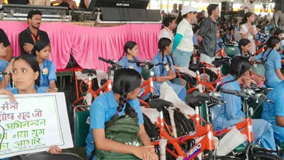 Delhi Vidya Vahini Scheme: CM Rekha Gupta Distributes Free Cycles to 3000 Girls, Speaks on Delhi Laxmi Scheme