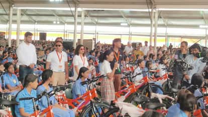 Delhi Vidya Vahini Scheme: CM Rekha Gupta Distributes Free Cycles to 3000 Girls, Speaks on Delhi Laxmi Scheme