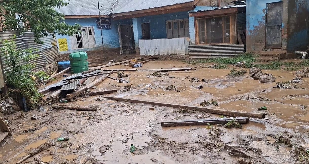 Heavy Rain Triggers Flash Flood in Bandipora, Water Enters Classrooms