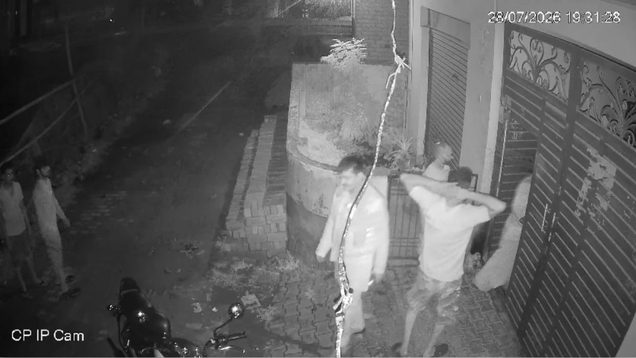 CCTV footage viral in dispute involving SP leaders Gargi Patel and Virendra Yadav in chandauli