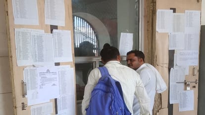 शस्त्र लाइसेंस ट्रांसफर की जानकारी लेते लोग