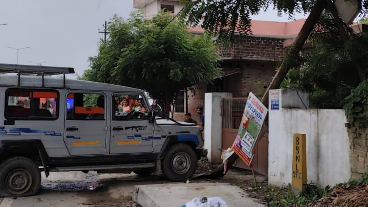 Sultanpur: Tourist Cruiser loses control after tyre burst, rams into divider; 14 injured.