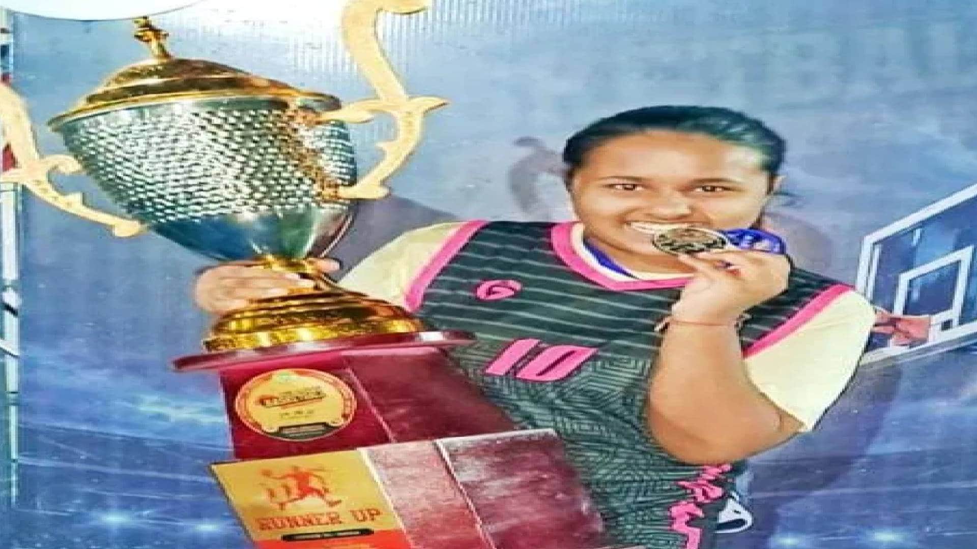 ट्रॉफी के साथ सारण की बेटी आरोही