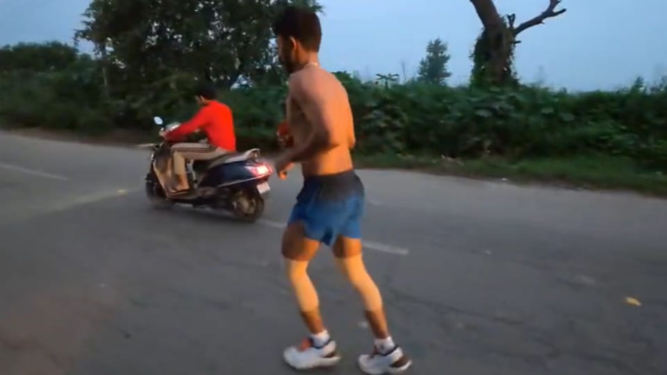 दौड़कर किया शिव का जलाभिषेक