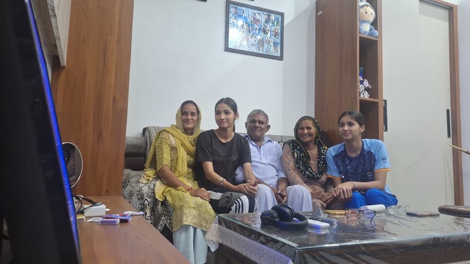मिताथल में सचिन सिवाच के घर पर मुकाबला देखते परिजन।