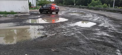 आगरा-लखनऊ एक्सप्रेसवे के कट संख्या 217 स्थित फूड प्लाजा की सर्विस रोड पर बने गहरे गड्ढे