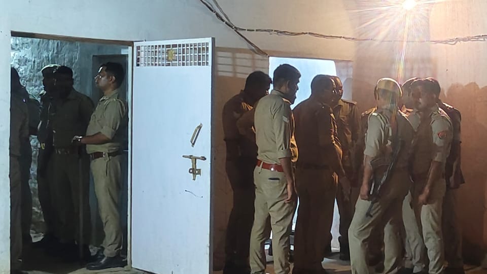 Man kills wife and two children, then commits suicide in Balrampur