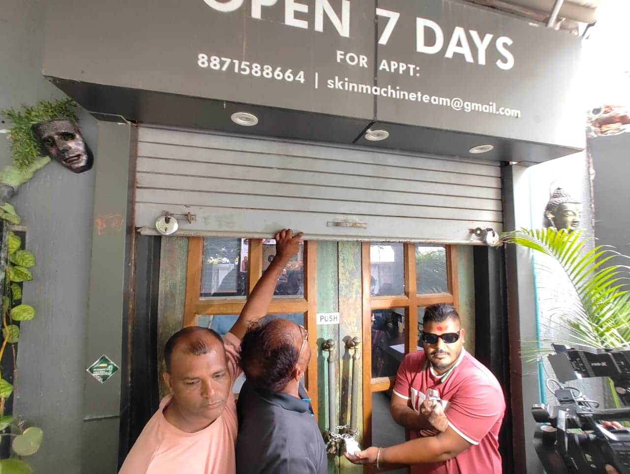 कार्रवाई करने पहुंची निगम की टीम