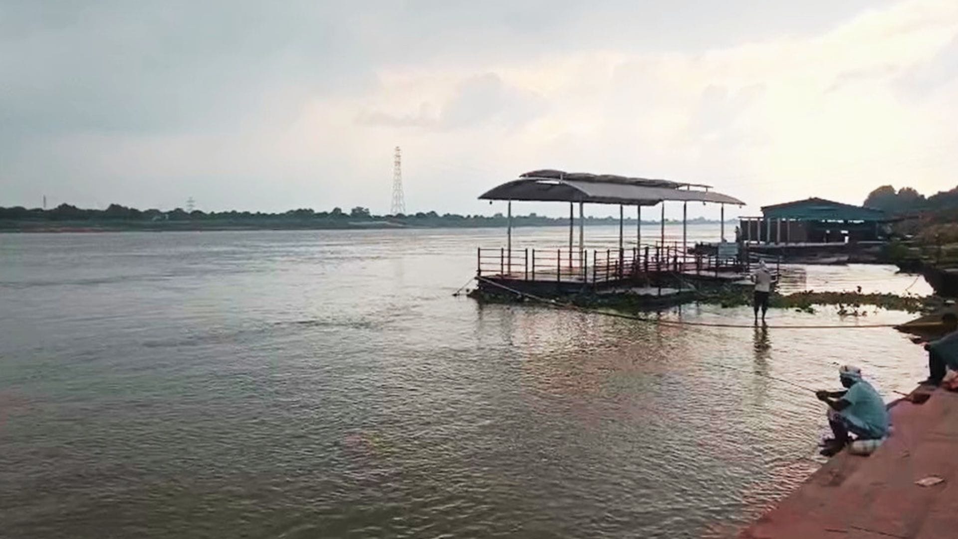 डीडीयू नगर में एक स्थान पर बाढ़ से निपटने के लिए बनी चौकी।