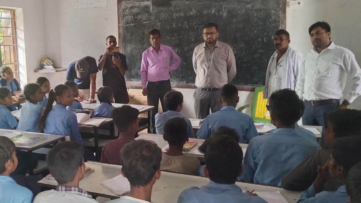 Students Protest Works SDM Eats Mid-Day Meal With Kids After Surprise School Inspection in Bihar