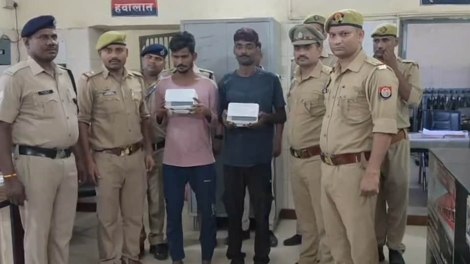 Kanpur: Two cunning individuals arrested with mobile phones worth ₹3.50 lakh