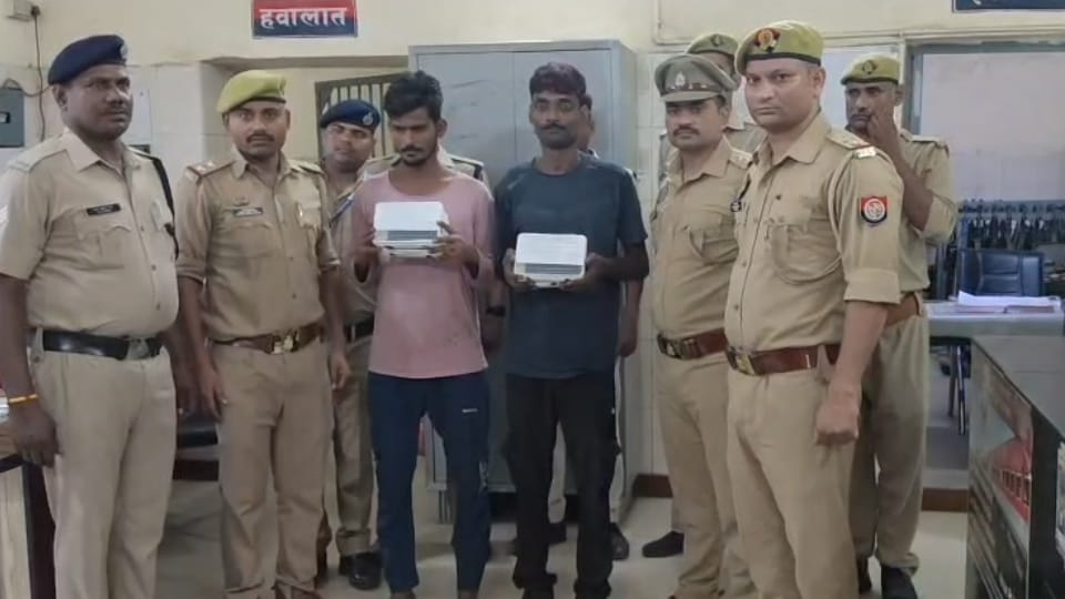 Kanpur: Two cunning individuals arrested with mobile phones worth ₹3.50 lakh